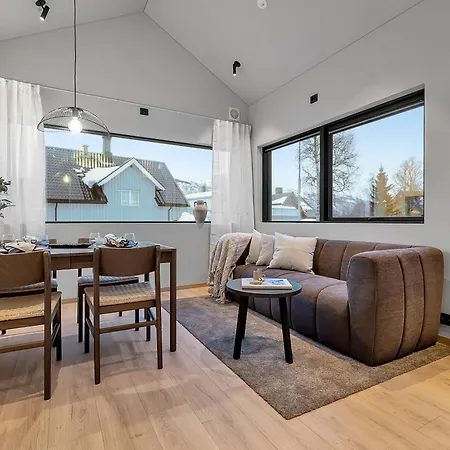 Brand New Mini Close To Center 트롬쇠