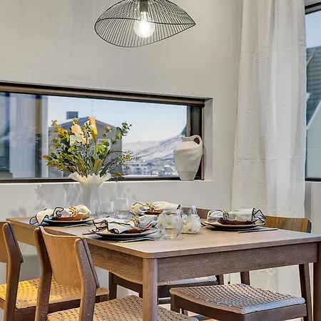 Brand New Mini Close To Center 아파트 *